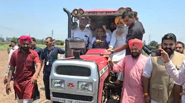 केंद्रीय कृषि मंत्री शिवराज चौहान पटियाला के खेतों में ट्रैक्टर चलाकर किसान संवाद करते हुए केंद्रीय कृषि मंत्री शिवराज चौहान पटियाला के खेतों में ट्रैक्टर चलाकर किसान संवाद करते हुए