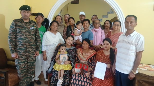 शहीद परिजनों के साथ सेना के जवान।