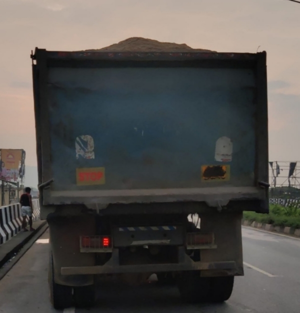 जब्त हाईवा की तस्वीर