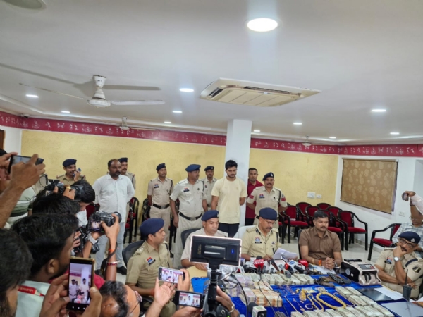 हिस्ट्रीशीटर रो‍ह‍ित स‍िंंह तोमर के मकान में तलाशी व एक आरोप‍ित की गिरफ्तारी के संबंध में जानकारी देते पुलिस अधीक्षक डॉ. लाल उम्‍मेंद स‍िंह