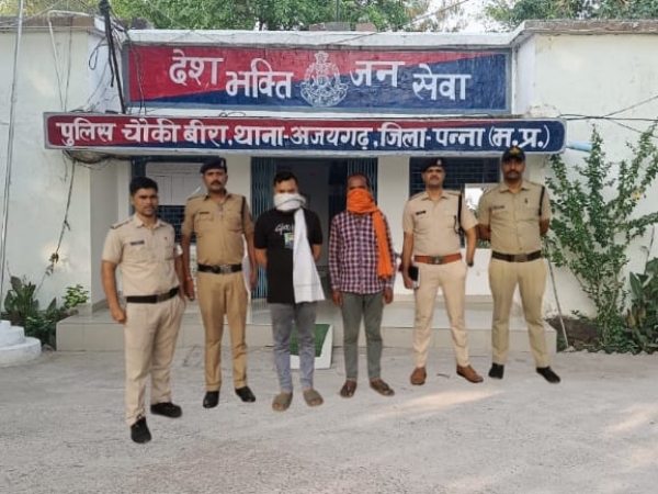 सटोरियों को पकडे हुये पुलिस टीम