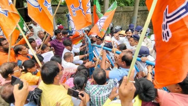 भद्रेश्वर थाने के सामने भाजपा ने किया विरोध प्रदर्शन