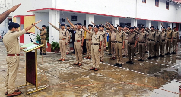 विश्व पर्यावरण दिवस पर पुलिस कर्मियों को पर्यावरण संरक्षण की शपथ दिलाते एसएसपी।