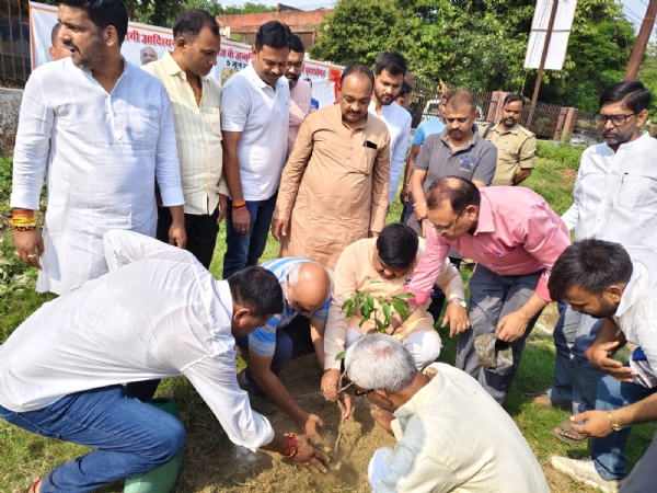 गोरखपुर विश्वविद्यालय के हीरापुरी कॉलोनी के रामेश्वरम पार्क में हुआ पौधारोपण*