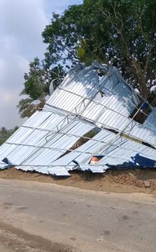 सड़क किनारे पड़ा शेड सड़क किनारे पड़ा शेड