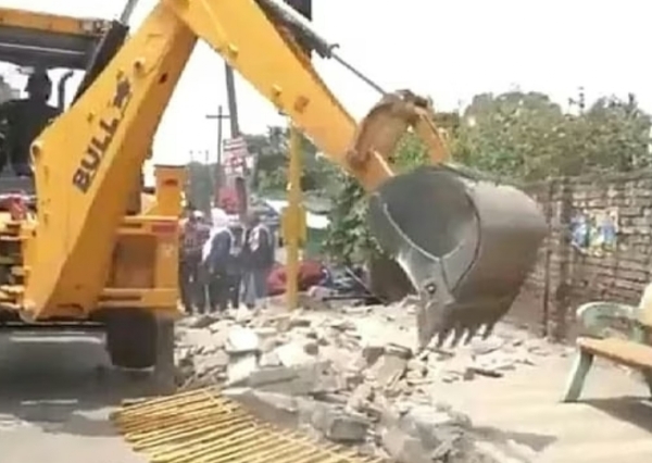 संभल की चंदौसी तहसील क्षेत्र में गरजा बुलडोजर, कब्रिस्तान से हटाया अवैध अतिक्रमण