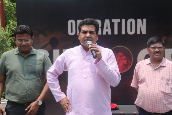 दिल्ली हाट में बुधवार को ऑपरेशन सिंदूर से संबंधित विशेष प्रतिक के उद्घाटन पर संबोधित करते दिल्ली के पर्यटन मंत्री कपिल मिश्रा