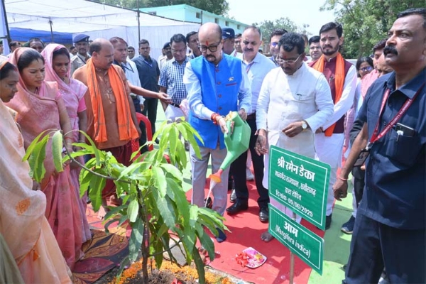 विश्व पर्यावरण दिवस पर राज्यपाल पाैधराेपण करते हुए