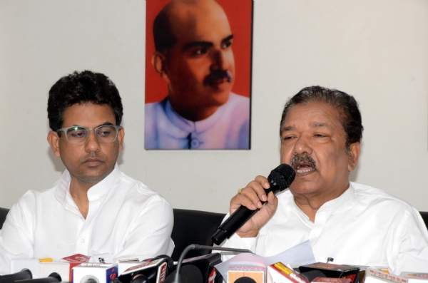 भाजपा प्रदेश अध्यक्ष दिलीप जायसवाल  पार्टी कार्यालय में प्रेस वार्ता को संबोधित  करते