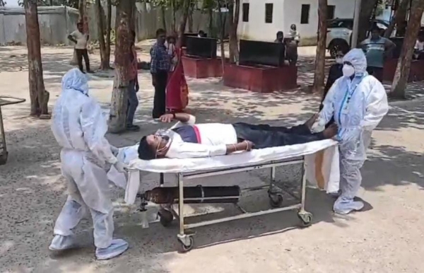 मॉकड्रिल करते स्वास्थ्य कर्मी