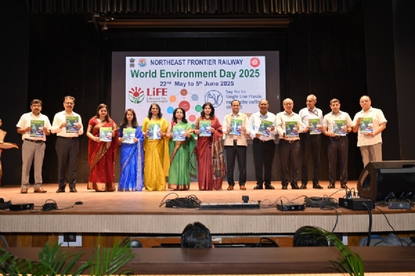 গুৱাহাটী - বিশ্ব পৰিবেশ দিৱসৰ দিনা আয়োজন কৰা কাৰ্যসূচীৰ সময়ত এন এফ ৰেলৱেই স্মৃতিগ্ৰন্থ মুকলি কৰাৰ দৃশ্য।