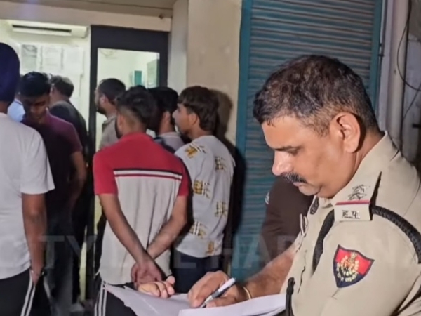 बैंक एटीएम के बाहर पुलिस कार्रवाई करती हुई
