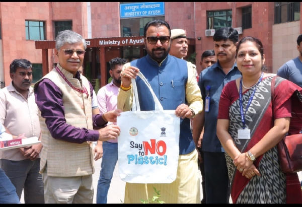 विश्व पर्यावरण दिवस के मौके पौधारोपण करते हुए आयुष मंत्री प्रतापराव जाधव