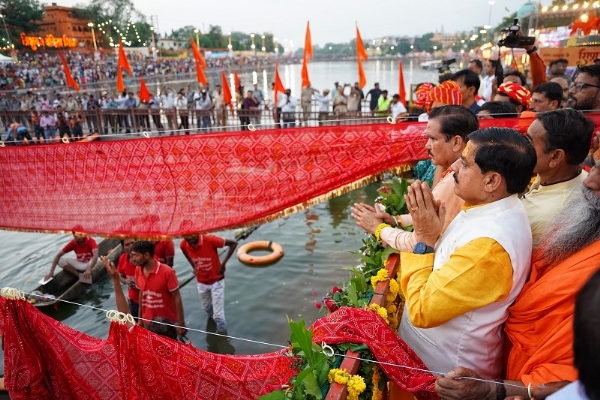 मुख्यमंत्री ने ‍माँ क्षिप्रा को 351 फीट की चुनरी चढ़ाई