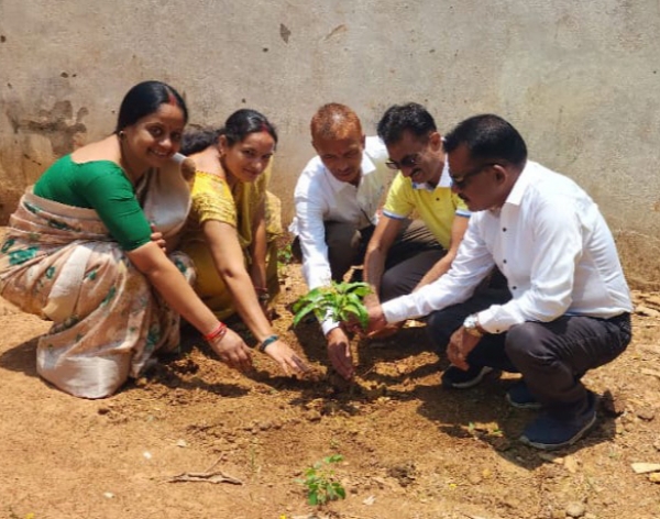 बाल कल्याण समिति ने बाल गृह में किया पौधरोपण