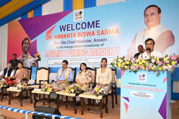 मुख्यमंत्री डॉ हिमंत बिस्व सरमा लवलीना बॉक्सिंग एकेडमी का उद्घाटन करते हुए।