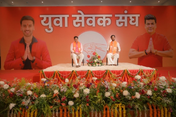 कार्यक्रम के दौरान मेयर उमेश गौतम व पार्थ गौतम संवाद करते हुए