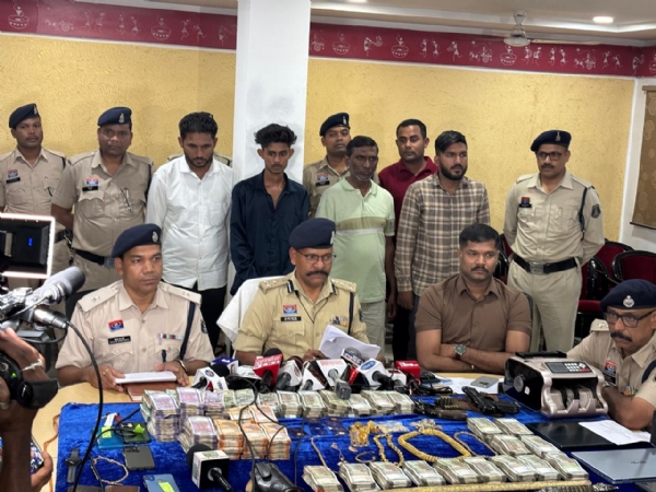 ज्वेलरी दुकान से सोने की चैन छीनने वाले अंतर्राज्यीय आरोप‍ितों को गिरफ्तार क‍िया गया