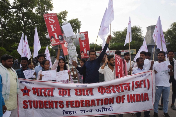 स्टूडेंट फेडरेशन ऑफ इंडिया (एसएफआई) के कार्यकर्ताओं का नाबालिग दलित बलात्कार पीड़िता की अस्पताल में इलाज के दौरान मौत के बाद विरोध प्रदर्शन के दौरान पुतला जलाया।