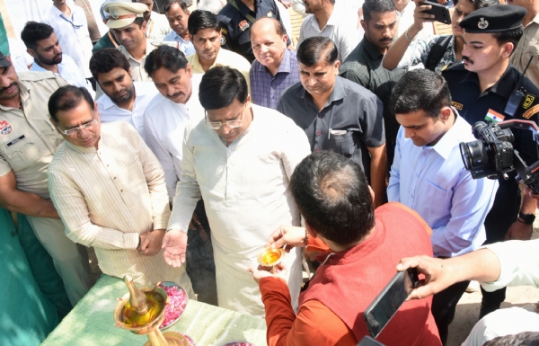 ‘स्वच्छ और हरित फरीदाबाद’ अभियान की दीप प्रज्जवलित कर शुरुआत करते कैबिनेट मंत्री विपुल गोयल व मंत्री राजेश