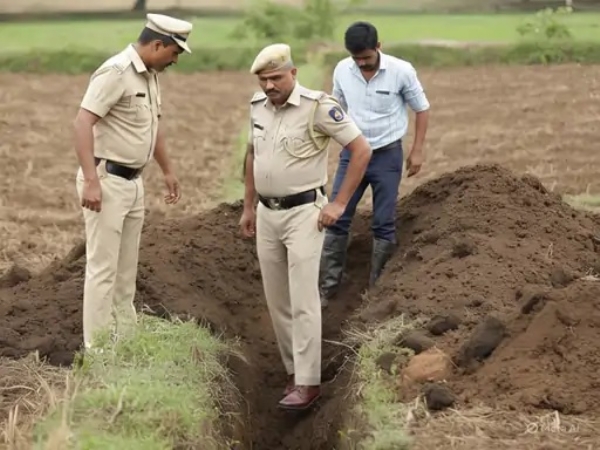 बागोड़ा में जमीन खोदकर शव निकाला गया। बागोड़ा में जमीन खोदकर शव निकाला गया।