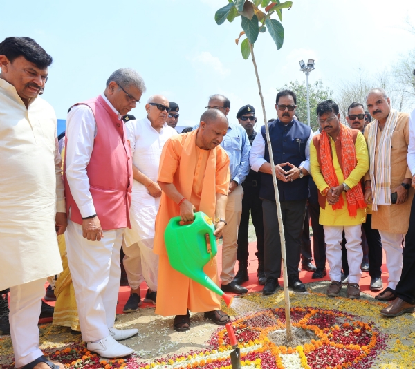 सीएम योगी पुष्प वाटिका