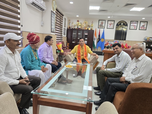 वीसी से मुलाकात करते हुए वाइस चेयरमैन।