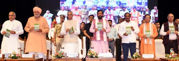 पुस्तकों का विमोचन करते मुख्यमंत्री नायब सिंह सैनी व राज्यपाल आचार्य देवव्रत।