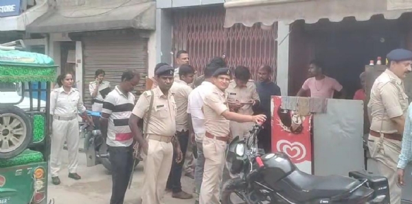 छानबीन करती पुलिस