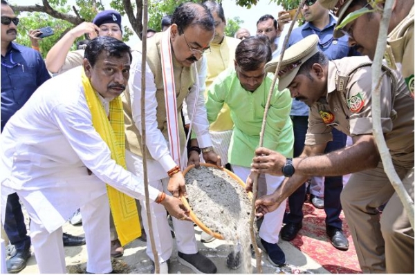 पौधारोपण करते केशव प्रसाद मौर्य