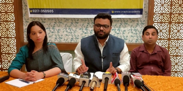 पत्रकार वार्ता को संबोधित करते हुए क्रैक एकडेमी के संस्थापक।