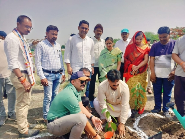 पीजी कालेज के खेल मैदान में पौधरोपण करते हुए महापौर रामू रोहरा और अधिकारी।