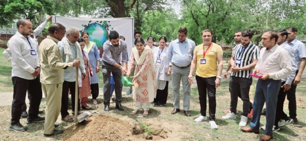 नागरिक अस्पताल में पौधारोपण करते हुए सीएमओ डा. सुमन कोहली।