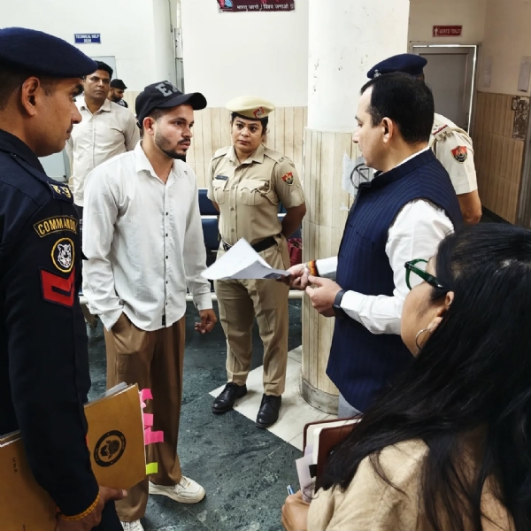 हरियाणा कर्मचारी चयन आयोग के अध्यक्ष हिम्मत सिंह कार्यालय में युवाओं की शिकायतें सुनते हुए
