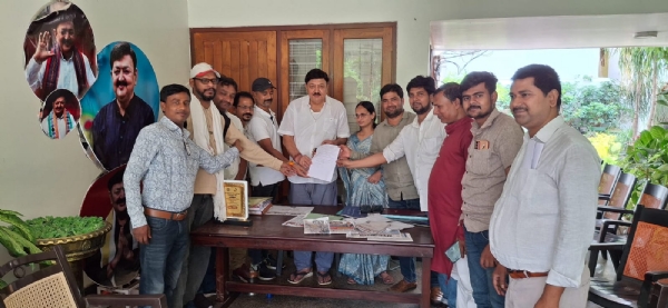 विधायक से मिलते लोग