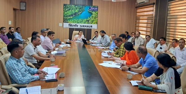 उपायुक्त ने सुशासन में जिला सिरमौर के प्रदर्शन की समीक्षा के लिए बैठक की अध्यक्षता की