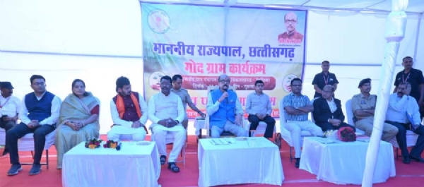राज्यपाल रमेन डेका गांव मड़वाडीह में लाेगाें काे संबाेधित करते हुए