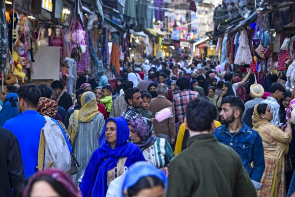 ईद-उल-अज़हा की खरीदारी के लिए बाजारों में उमड़ रही लोगों की भारी भीड़