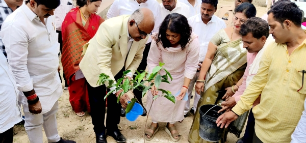 कानपुर में विश्व पर्यावरण दिवस के अवसर पर जिलाधिकारी ने किया पौधारोपण का छायाचित्र