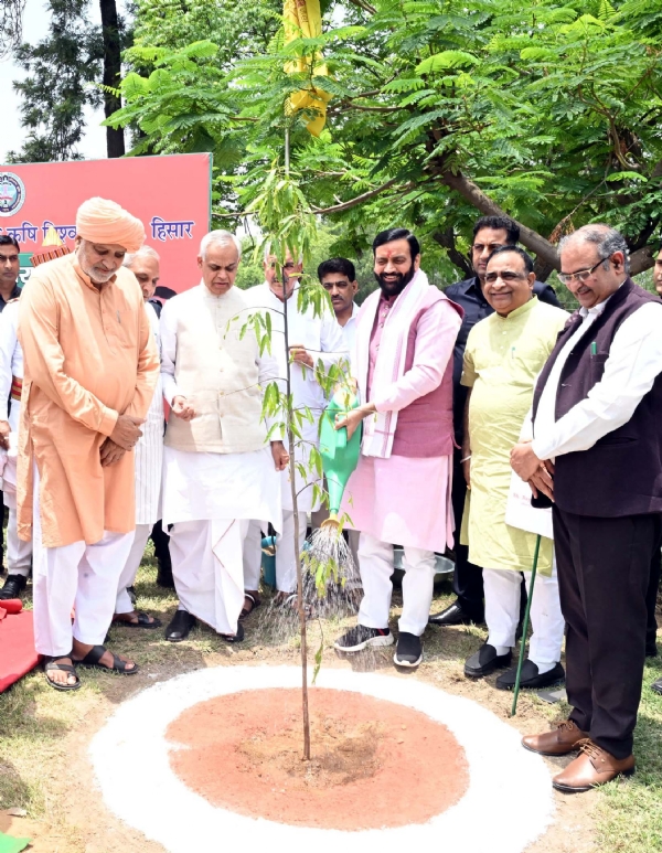 कार्यक्रम में पहुंच कर विश्वविद्यालय परिसर में पौधारोपण करते राज्यपाल आचार्य देवव्रत व मुख्यमंत्री नायब सिंह सैनी।