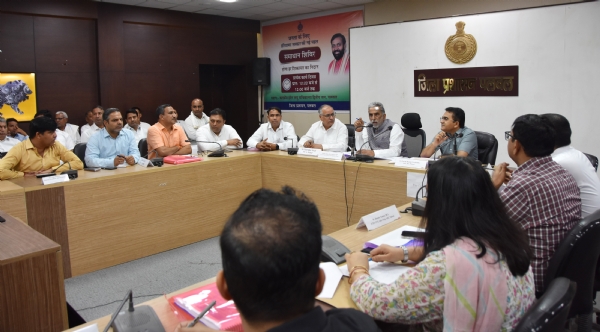 केंद्रीय राज्य मंत्री कृष्णपाल गुर्जर ने दिशा बैठक में अधिकारियों को दिए सख्त निर्देश