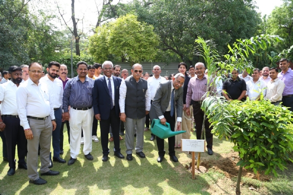 एनजीटी परिसर में पौधे लगाते हुए