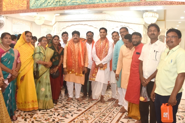 पूजन के दौरान समूह में खड़े हुए महापौर रामू रोहरा, मंदिर समिति अध्यक्ष आनंद पवार, अन्य पदाधिकारी व अन्य सदस्य।