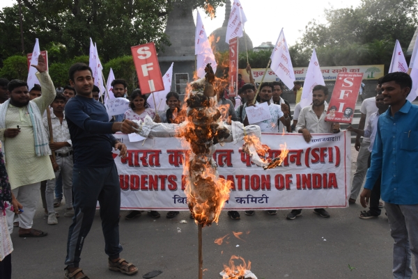 स्टूडेंट फेडरेशन ऑफ इंडिया (एसएफआई) के कार्यकर्ताओं का नाबालिग दलित बलात्कार पीड़िता की अस्पताल में इलाज के दौरान मौत के बाद विरोध प्रदर्शन के दौरान पुतला जलाया।