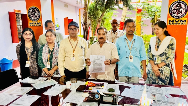 प्रेसवार्ता में मिश्रा व अन्य
