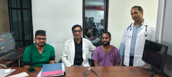 अस्पताल में मौजूद चिकित्सकों की टीम