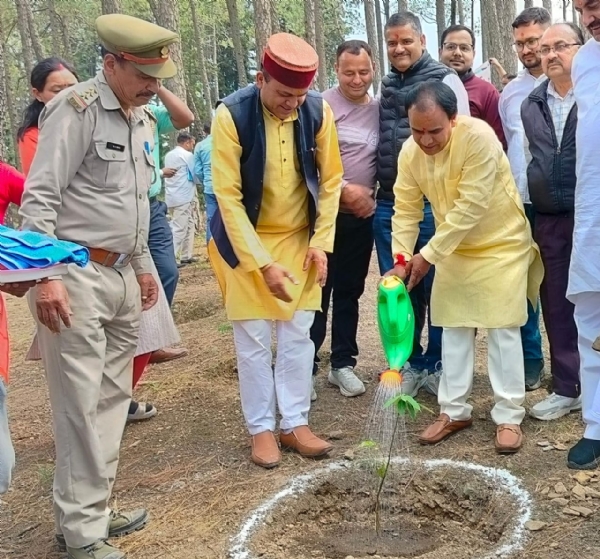 रासी के पास पेड़ लगाते डॉक्टर धन सिंह रावत