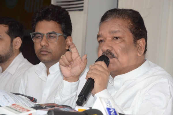 भाजपा प्रदेश अध्यक्ष दिलीप जायसवाल  पार्टी कार्यालय में प्रेस वार्ता को संबोधित  करते