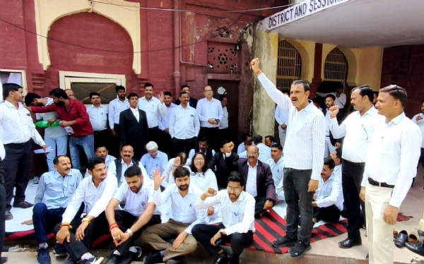 चैंबर्स की मांग को लेकर अधिवक्ताओं का कार्य बहिष्कार