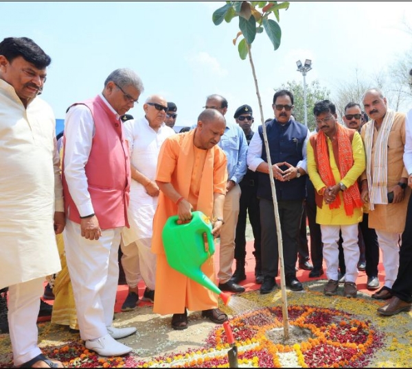 पौधरोपण करते मुख्यमंत्री